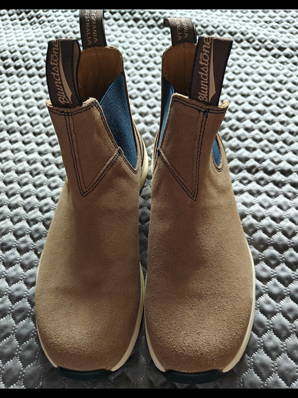 Blundstone Chelsea Boots in Brown with Blue Elastic